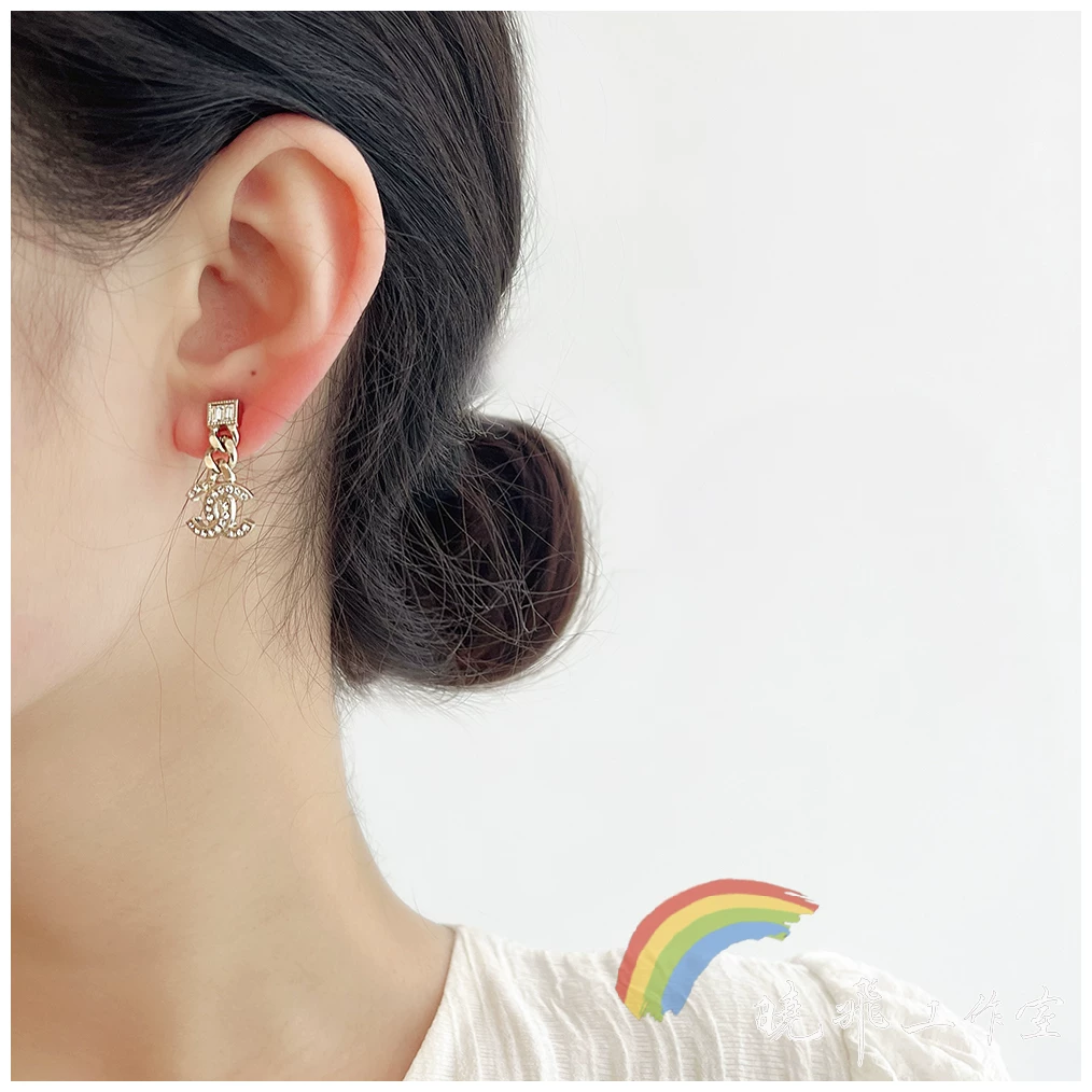 [Spot] Подлинные серьги Chanel 22b новая лёгкая золотая цепочка кубический диаметр две C серьги