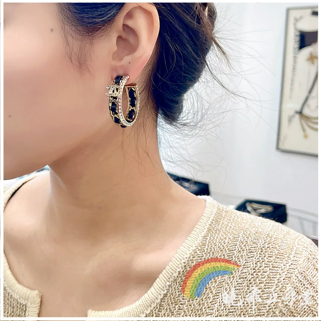 [Spot] Подлинные серьги Chanel 23p новые серьги кожаные черные с камнями двойная буква C коктейльное кольцо на ухо