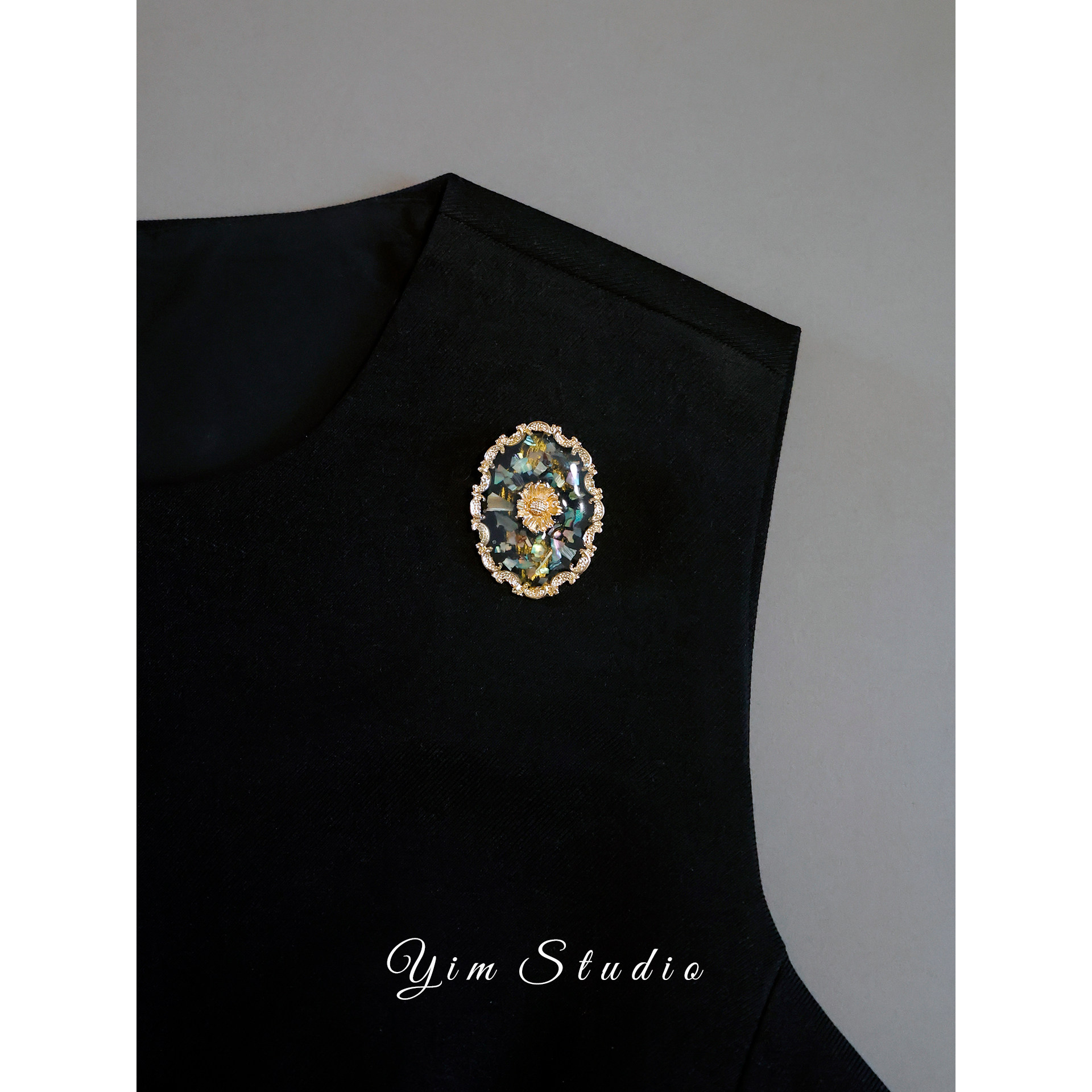 YimStudio's niche European and American design sunflower retro photo frame brooch badge high-end versatile sweater accessory
