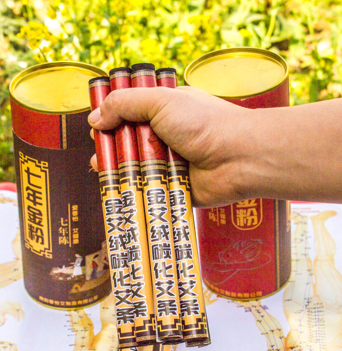 Xiangyi smoke-free moxa seven-year-old gold powder smoke-free moxa golden moxa smoke-free 12 sticks in a barrel
