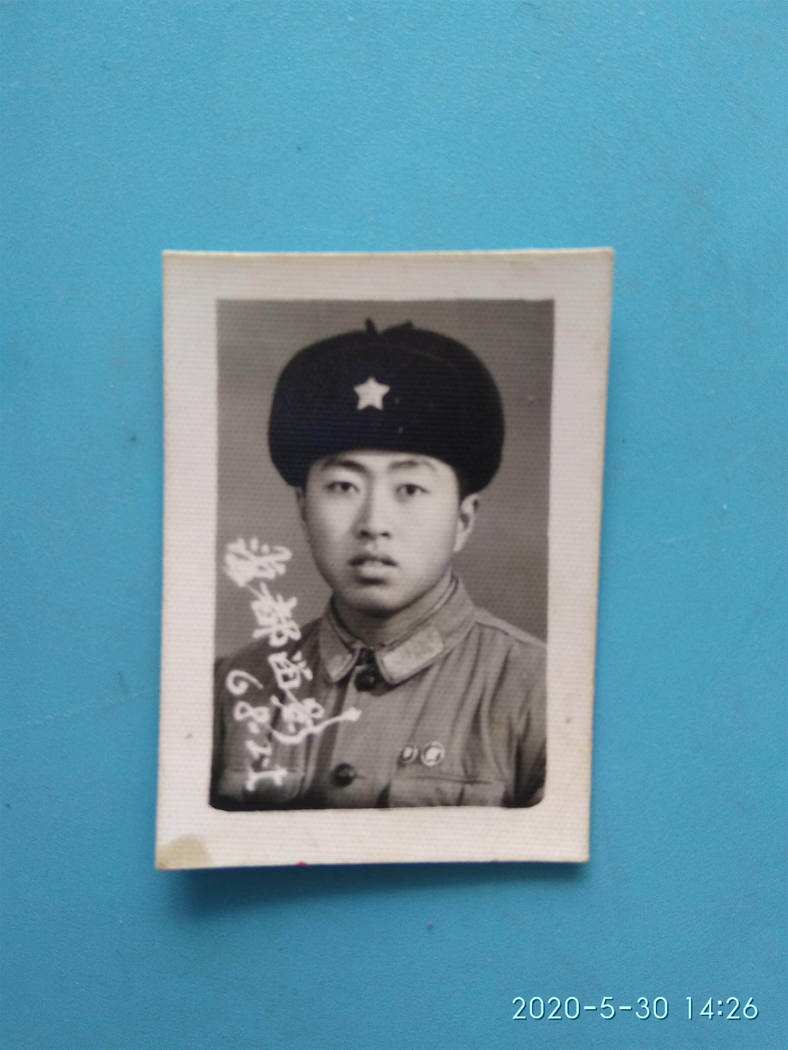 The old photo 1968 The old photo takes the chairman like the PLA warriors of the chapter (The Baoding is kept in the shadows)
