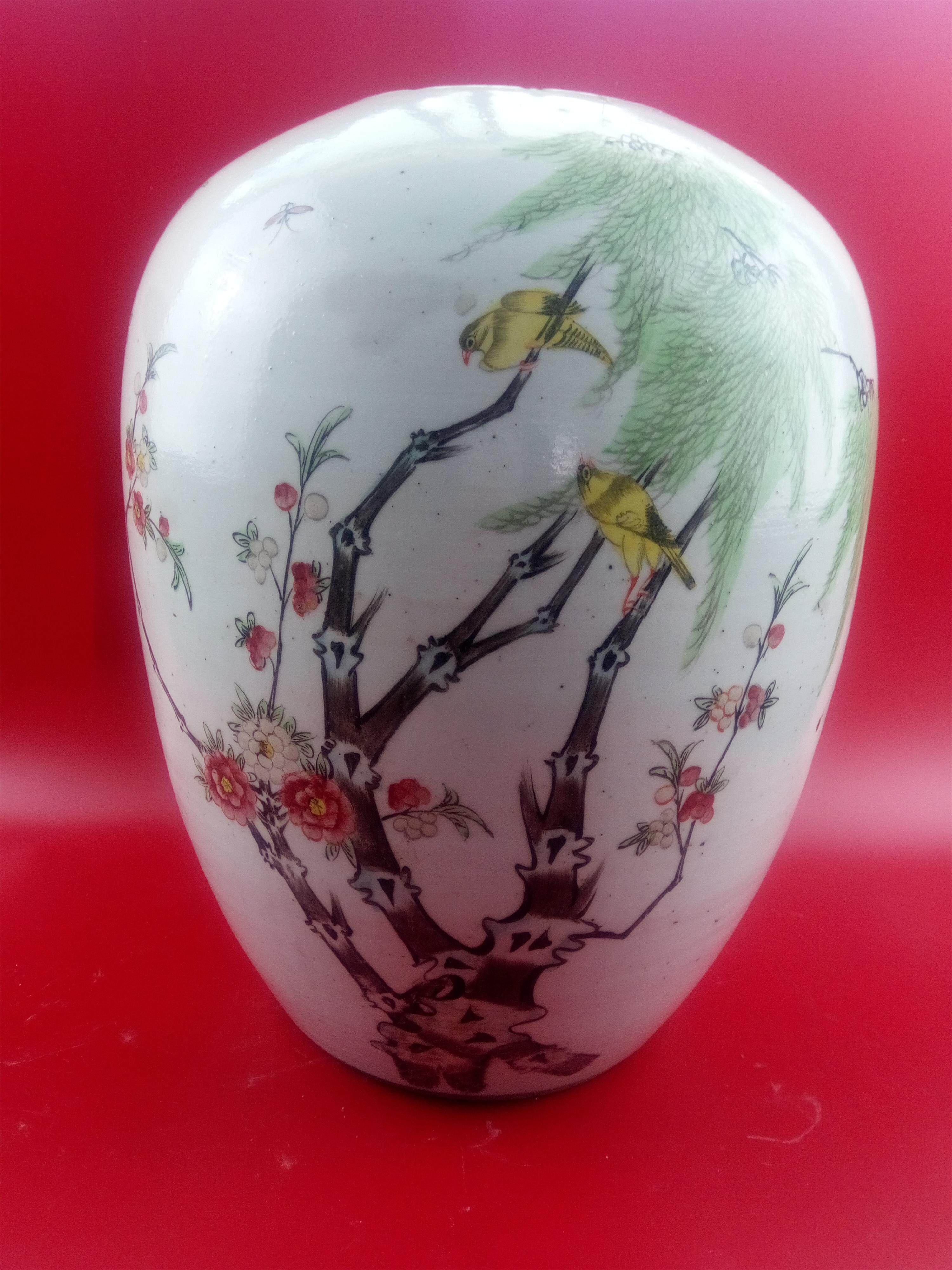 Hand-painted colorful wax gourd jars in the Republic of China (two orioles and green willows) old porcelain old objects collection