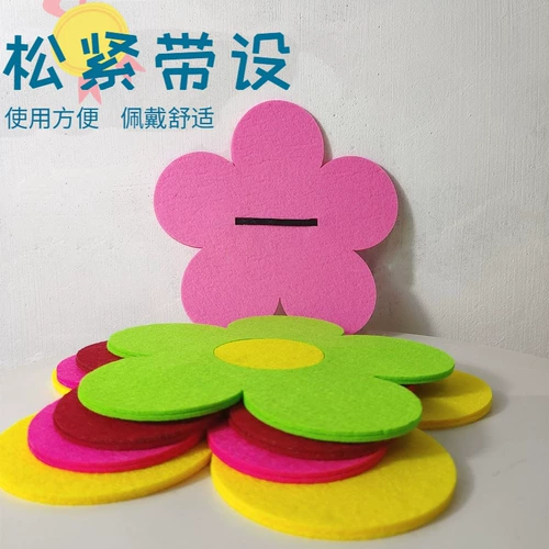 Дети La La Dance Chorus Выступающие руки дают вам немного красного цветочного реквизита