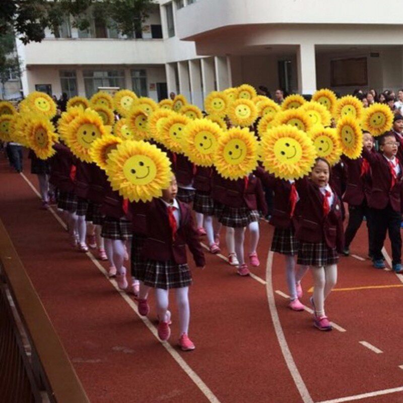 Smiley sunflower dance hand flower show holding props sports meeting admission kindergarten performance holding sunflower in hand