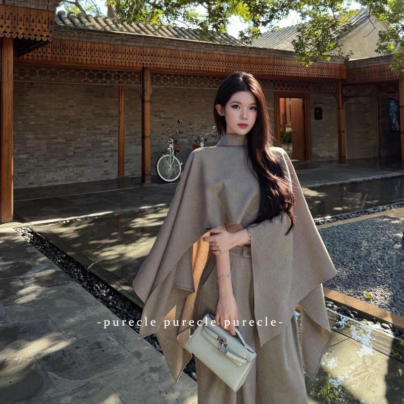 A Complete Outfit for a Sophisticated Young Woman, Featuring a High-End, Irregularly Knitted Shawl and a Waist-Cinching Gray Pants Set