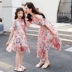 Mùa hè 2020 tân triều váy mẹ của phụ nữ ngọt ngào thời trang phương tây bên bờ biển váy lưới màu đỏ hoa daisy váy mẹ-con - Trang phục dành cho cha mẹ và con