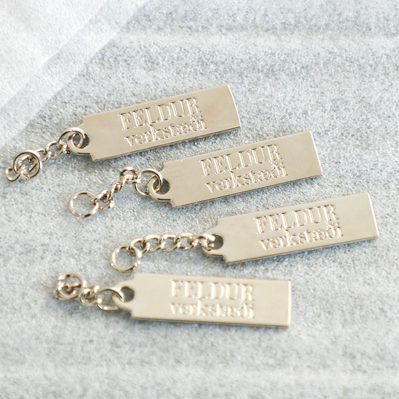 标得佛标牌金属定制：2025服装品牌如何玩转LOGO与小标牌设计？