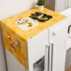 Желтое полотенце покрытое котом
