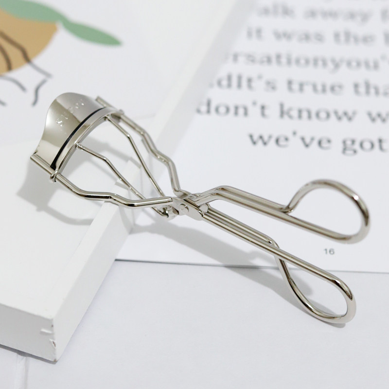 Spot Japanese counter SUQQU eyelash curler sunflower lasting curling with two replacement rubber pads to prevent injury eyelids