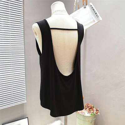 A plump woman weighing 2 to 300 pounds with a halter top for summer, wearing loose innerwear and outerwear, a trendy sleeveless, backless, oversized top that covers the belly
