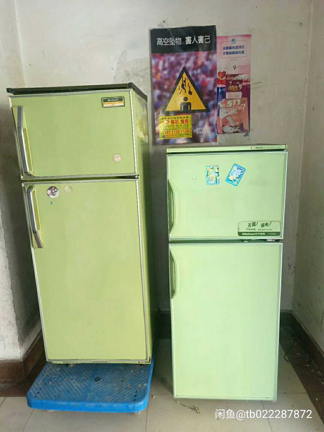 Old-fashioned double-door old refrigerator 8090s retro nostalgic old objects ornaments antique collection film and television props