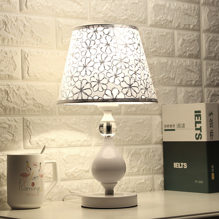 European bedroom decoration Wedding room warm personality small table lamp Modern dimmable LED energy-saving nursing bed lamp