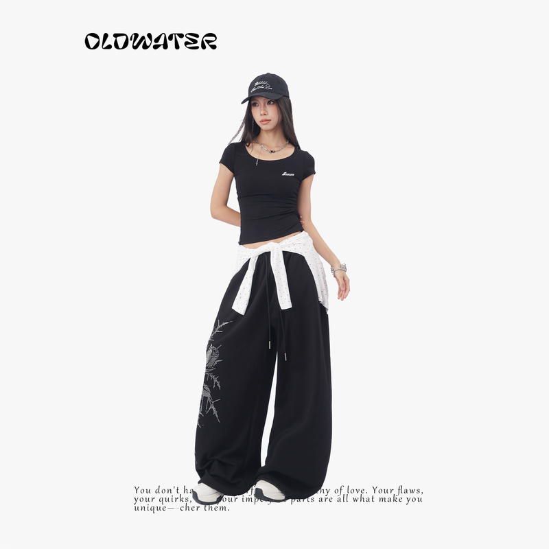Oldwater Oldwater Slim-Fit Pleated Black Short Top with Simple Front Print and Lace Backless Design