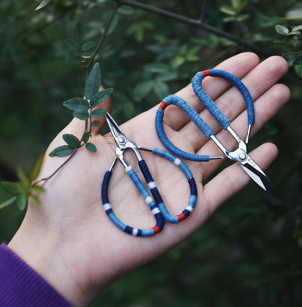 (Time boat times twist old)Hand-woven plant blue dyed cotton thread fabric household super cute mini scissors