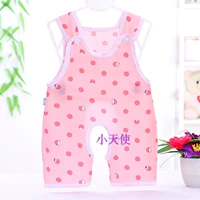 Красные пуговицы на плечах арбуза с красными точками