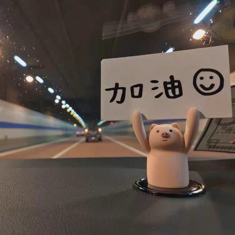 Lift-up piglets ins humbling nets red oil to heal cartoon paparazzi in the middle control desk decoration car swing piece ¥