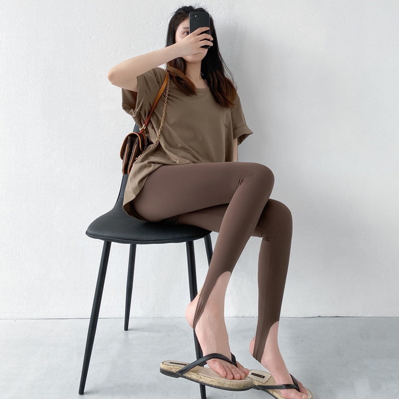 足付きシャークパンツ、春夏向け薄手レディーススリムフィット、2026年新スタイル、伸縮性フィットネスヨガアウターウェア、ココアカラーレギンス