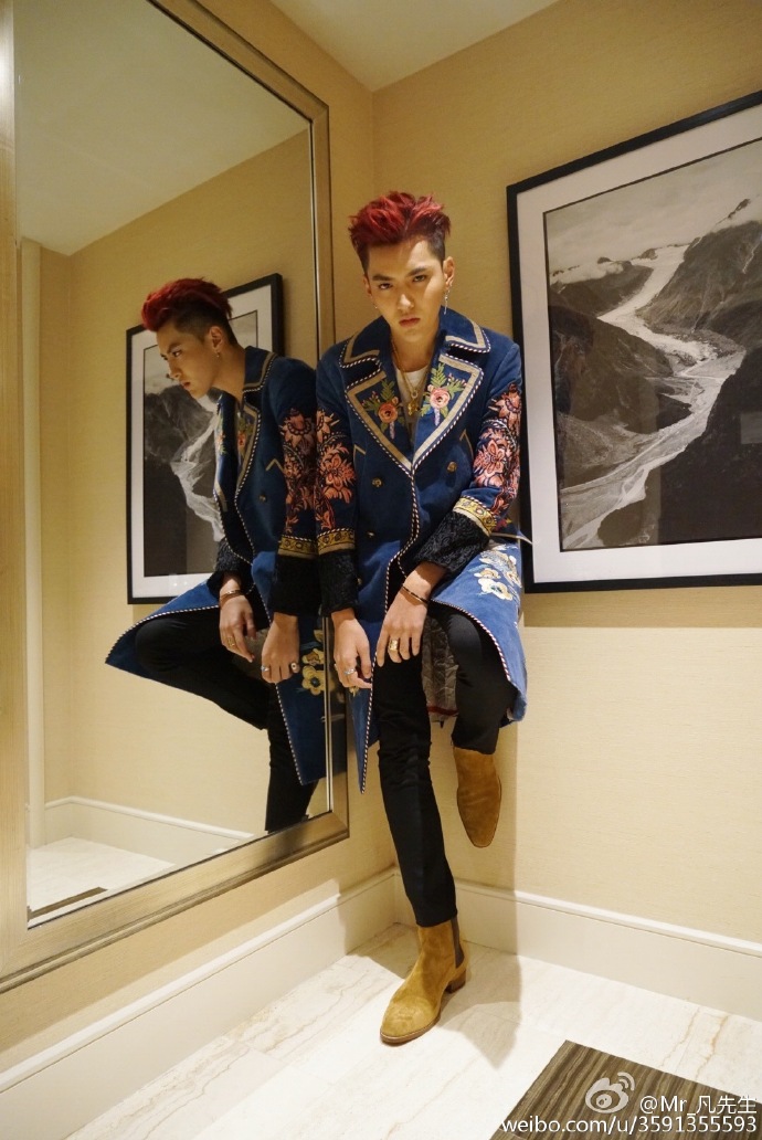 Wu Yifan năm mới của ngôi sao hòa nhạc với người đàn ông cùng áo gió thêu Hàn Quốc trong trang phục cá tính áo dài áo gió đi phượt