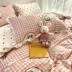 Ins dễ thương lưới trẻ em màu đỏ kẻ sọc khăn trải giường bốn mảnh cotton tinh khiết cô gái trái tim phong cách công chúa - Bộ đồ giường bốn mảnh