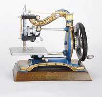 Western antique hand-cranked sewing machine model old-fashioned hand-cranked sewing machine head Haipai decoration rental