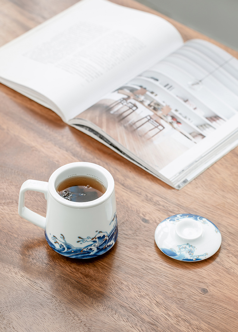 Blue and white porcelain ceramic tea cup with cover filtration separation of tea cup of office cup tea cups of tea cup