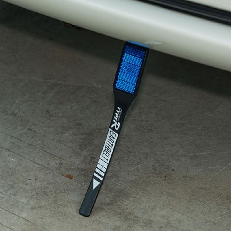 The car uses an electrostatic belt to ground the wire chain to the electrostatic anti-racer, in addition to releasing the vehicle exhaust pipe towed with rope