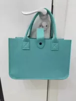 Толстое мультипликационное озеро синее