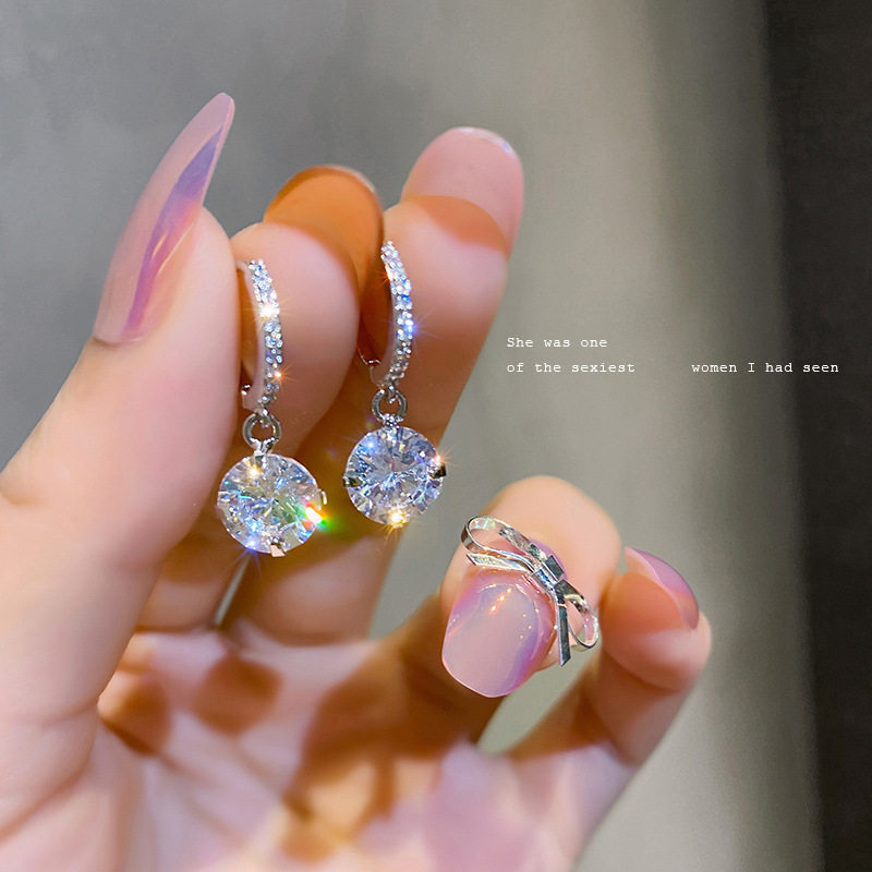 Japanese and Korean dazzling earrings full of diamonds temperament light luxury light earrings exquisite high-end cold wind niche women