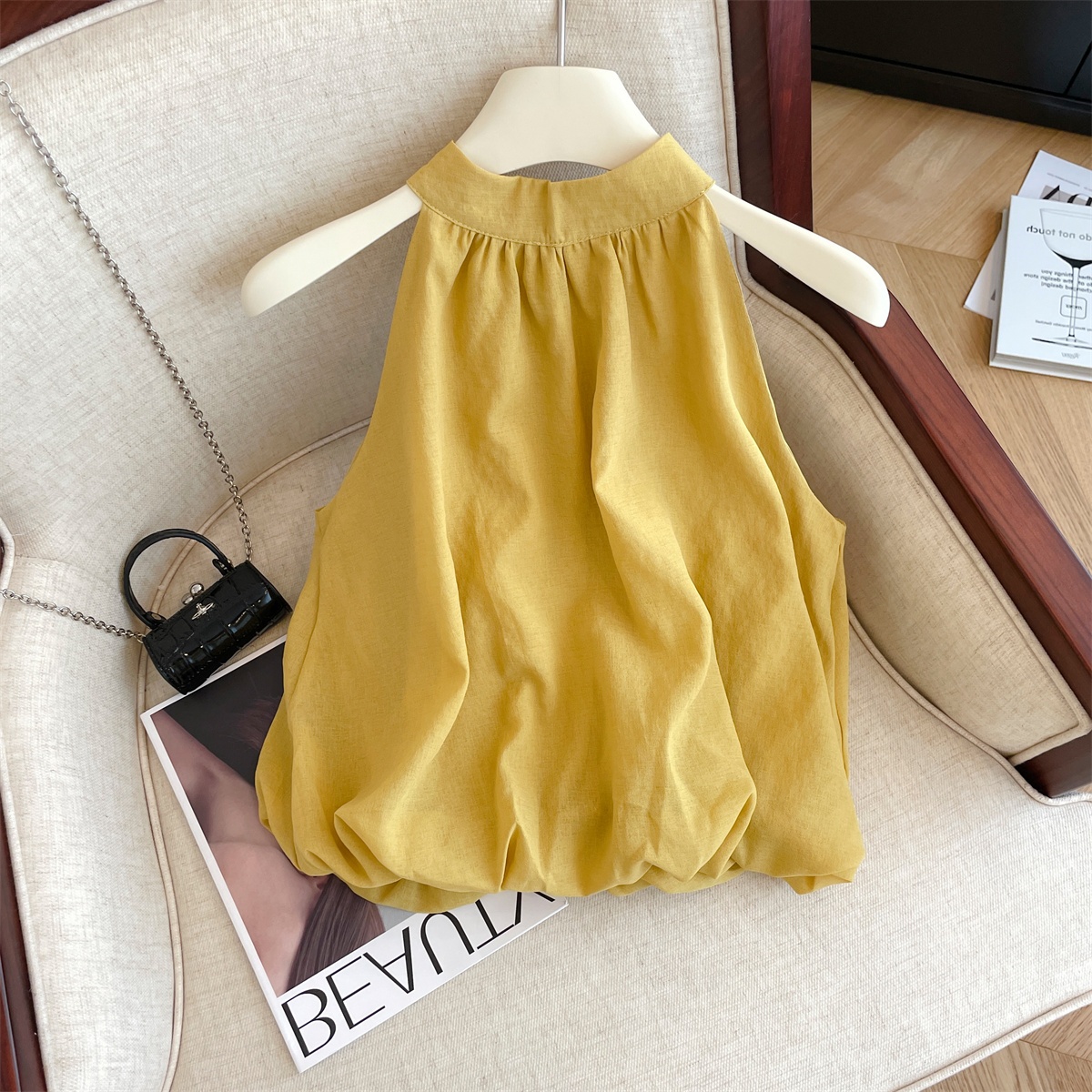 カウンターは、大きなブランドのカットラベルの婦人服のフレンチホルターネックノースリーブベストの女性の夏の気質の美白オフショルダーの花のつぼみのトップスを撤回しました