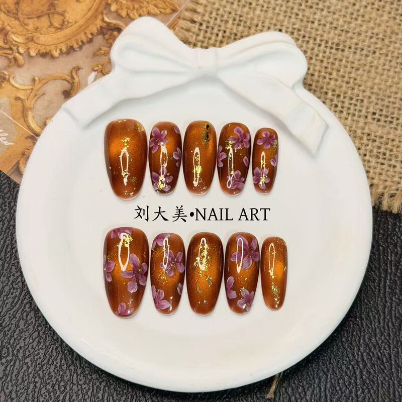 Liu Damei【Amber Floral】Hand-Painted Exquisite Purple Flower Caramel Cat-Eye Effect Brightening Commuter-Ready Finished Nail Art Liu Damei【Amber Floral】Hand-Painted Exquisite Purple Flower Caramel Cat-Eye Effect Brightening Commuter-Ready Finished Nail Art
