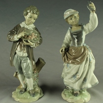 Royal Lion Castle Western antiques 70s Elegant porcelain dolls of Spanish origin A pair of European antiques Western antiques