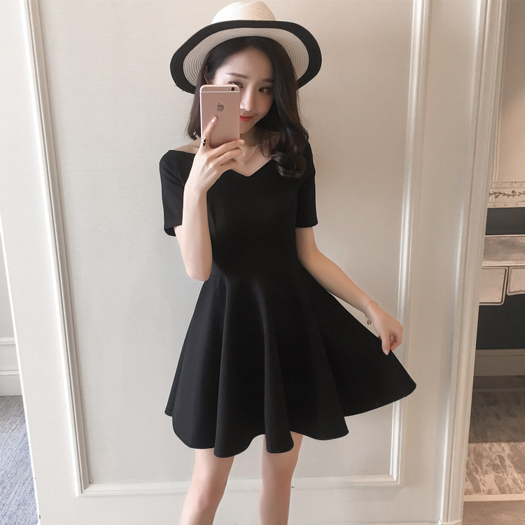 2018夏装新款露肩V领时尚气质修身高腰连衣裙女赫本风小黑裙a字裙
