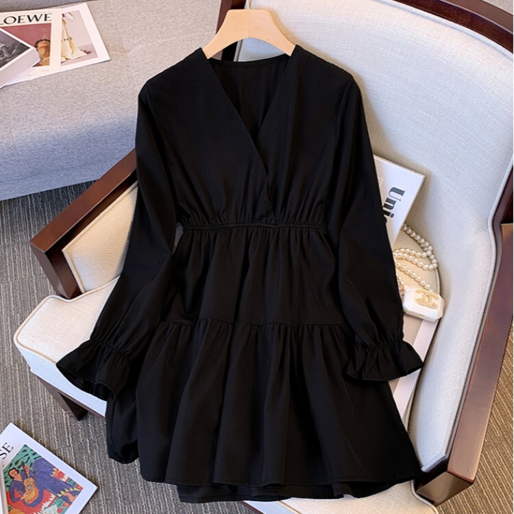 Plus-Size 2025 Autumn New Stylish and Youthful Black Dress for Women, Slimming and Tummy-Concealing, Elegant Waist-Cinching Long-Sleeve Dress