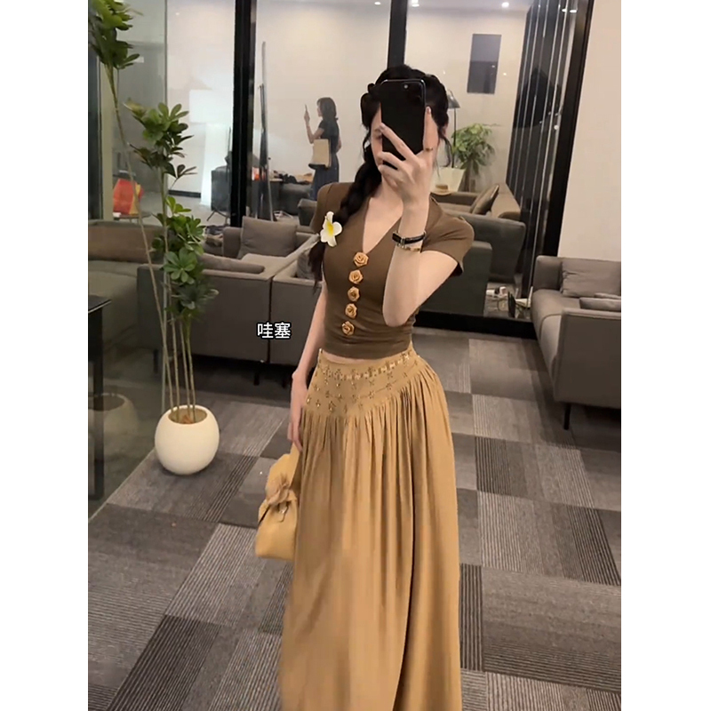 Beautiful Early Summer Outfit, Holiday Style, French Retro Heavy-Duty Rhinestone Floral V-Neck Top and Skirt Two-Piece Set for Women