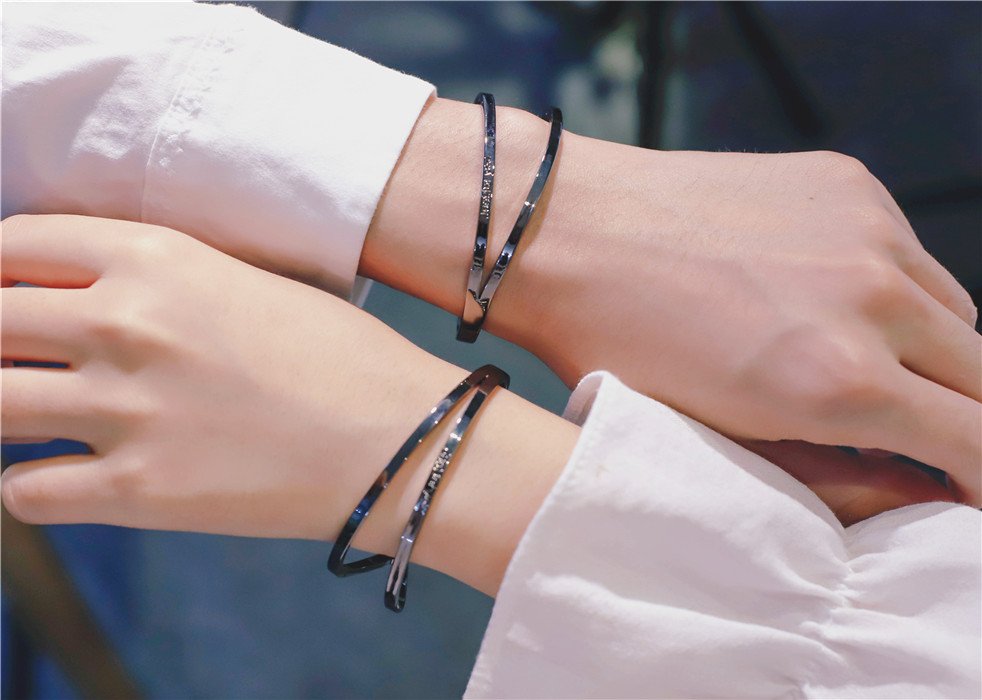 Gió lạnh vòng tay đỏ ulzzang cặp đôi mẫu Hàn Quốc phiên bản sáng tạo sang trọng đơn giản vòng tay sinh viên hoang dã - Vòng đeo tay Cuff vòng trầm