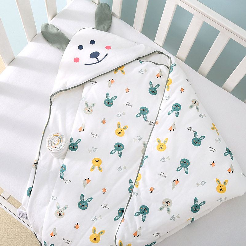 The baby is hugged by the newborn wrapped in spring, autumn and winter, thickened in February, March and April, and the newborn baby is wrapped in a towel to go out and hold a blanket
