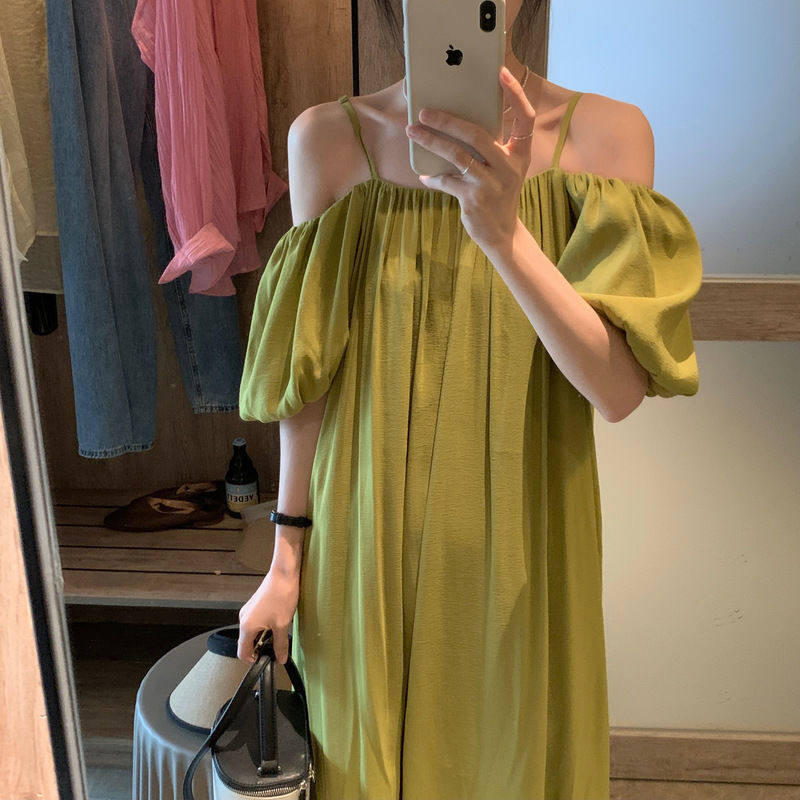 フレンチスタイルのグリーンのビーチドレス、オフショルダー、ワンショルダースタイル、プラスサイズの女性向け2025年夏の新作、スリムに見えてエレガントなロングドレス。