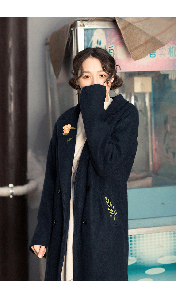 Ông Yi Jianyou "Ngày xám" Retro Coat Hải quân xanh thêu áo khoác dài len sang trọng dày bốn nút áo phao lông vũ