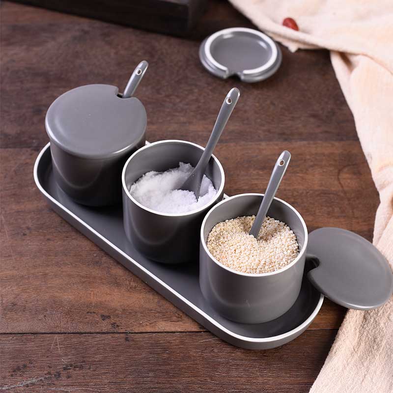 The Nordic seasoning box of household ceramics sauce seasoning jar with cover The kitchen three - piece boxed set household salt shaker