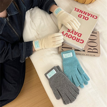 Patch warm gloves in every color