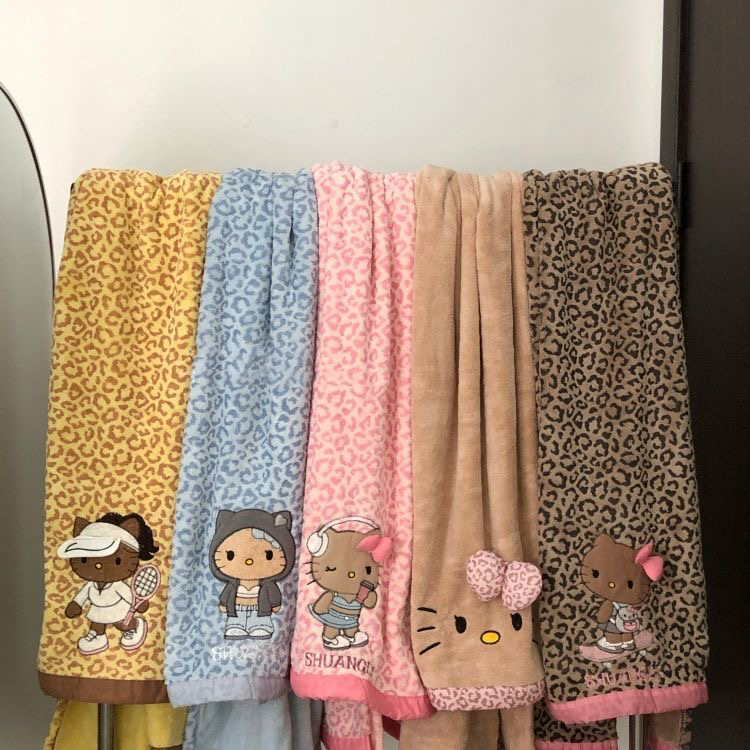 Cute Cartoon Bath Towel for Adults, Leopard Print Kt Cat Embroidery, Coral Velvet, Thickened, Soft, Absorbent, Quick-Drying, Non-Shedding for Home Use Cute Cartoon Bath Towel for Adults, Leopard Print Kt Cat Embroidery, Coral Velvet, Thickened, Soft, Absorbent, Quick-Drying, Non-Shedding for Home Use