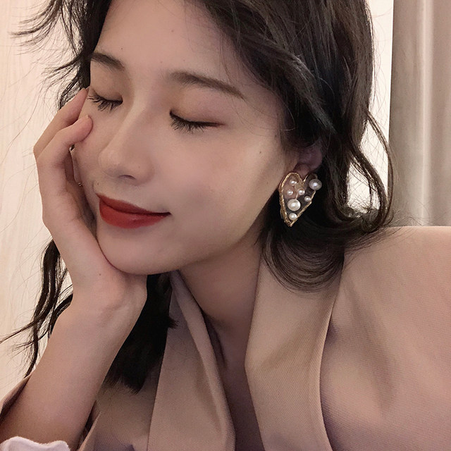 Pearl design earrings, niche internet celebrity earrings, feminine Korean personalized earrings, 2020 new trendy ear clips