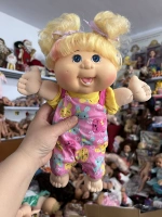 Кукла из оранжевой капусты с четырьмя зубами