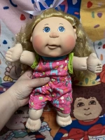 Серая и черная маленькая кривая капуста