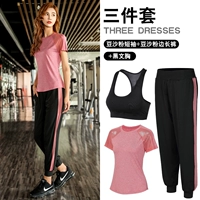 Футболка, черный жилет, штаны, короткий рукав