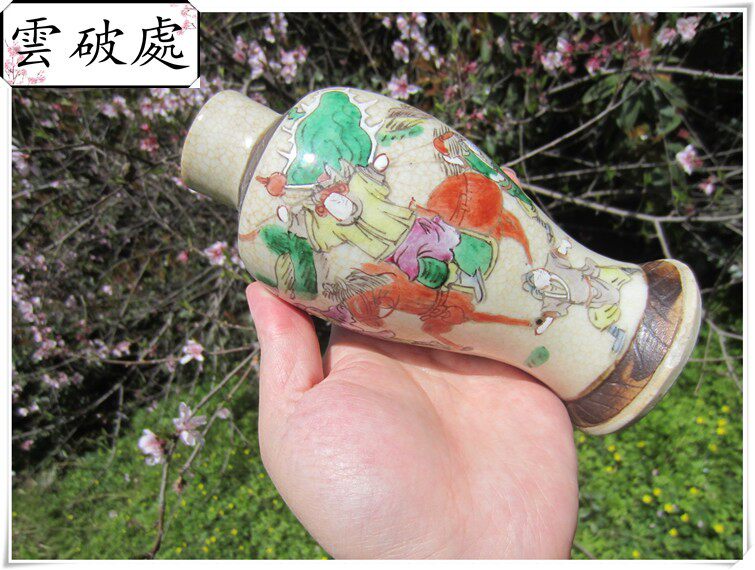 (Cloud Broken) Late Qing Dynasty Brother Glazed Pastel Sword and Horse Character Bottle