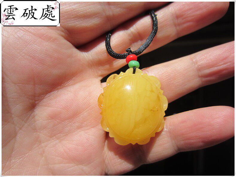 (Carefree Fairy) full of honey wax golden floral lace with round pendant