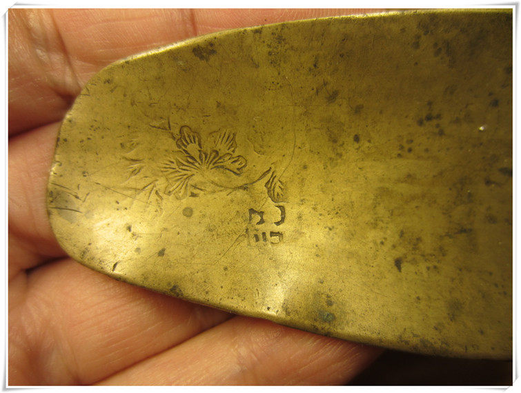 (Xiaoyao Xianren) Copper shoehorn with flowers in the Republic of China