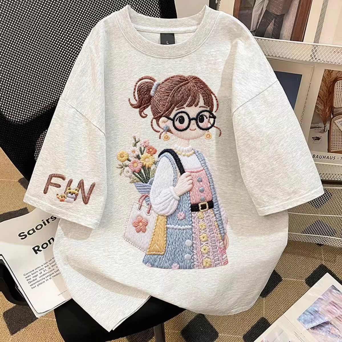 女の子用イミテーション刺繍漫画プリント半袖Tシャツ、新しい夏スタイル、中～大サイズの女の子向けのスタイリッシュな純綿ゆったりトップス