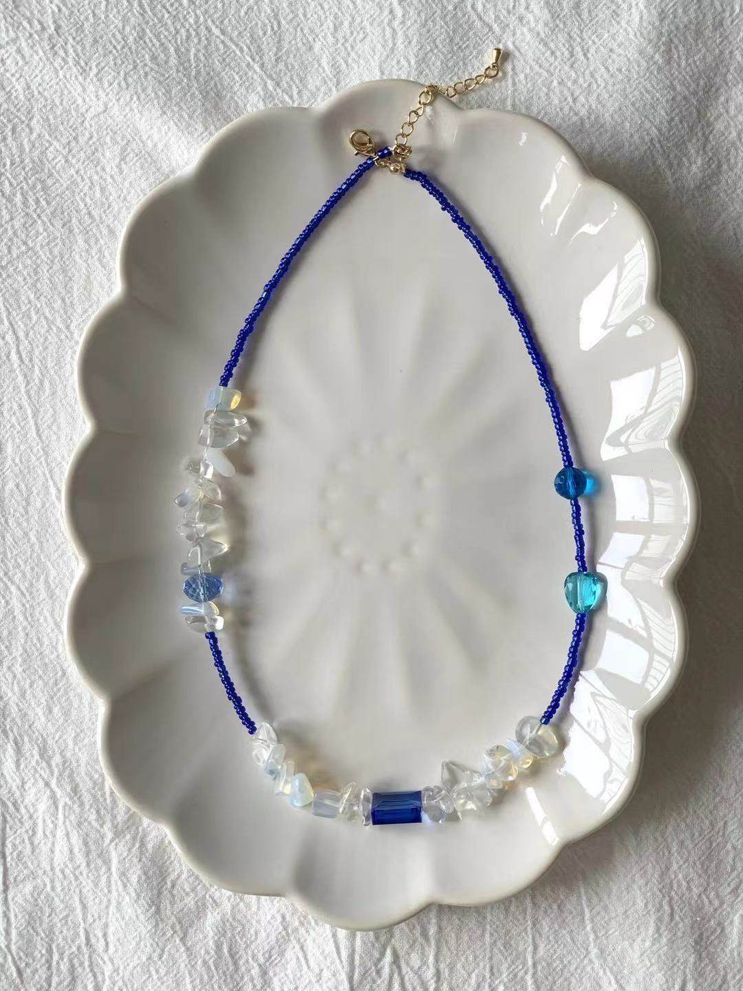 MadebyL original niche all-match blue and white beaded necklace girl in blue gauze skirt